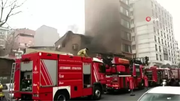 Beyoğlu'nda vatandaşlar sosyal mesafeyi unutup yangını izledi