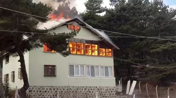 Son dakika haber: - Tadilat yapılan yayla evi alev alev yandı