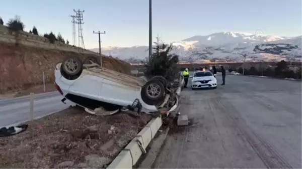 Devrilen otomobildeki 4 kişi yara almadan kurtuldu