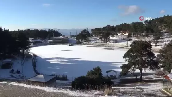 Donan gölet kartpostallık manzaralar oluşturdu