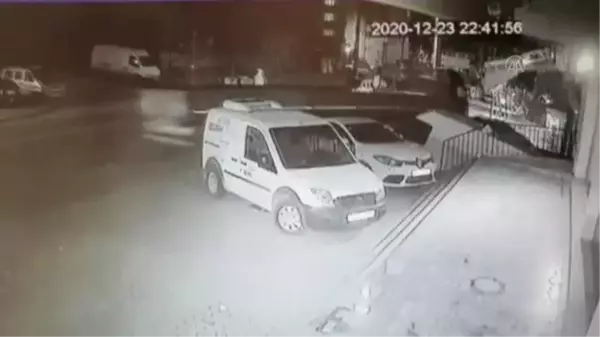 Son dakika haber... Tırın park halindeki 3 otomobile çarpması güvenlik kamerasında