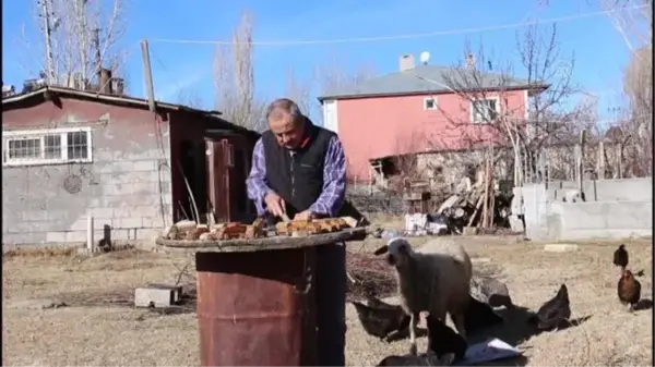 Mahalledeki çocukların oyuncaklarını 