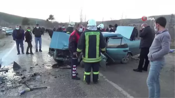 Araçlar kafa kafaya çarpıştı, yol savaş alanına döndü: 1 ölü, 4 yaralı