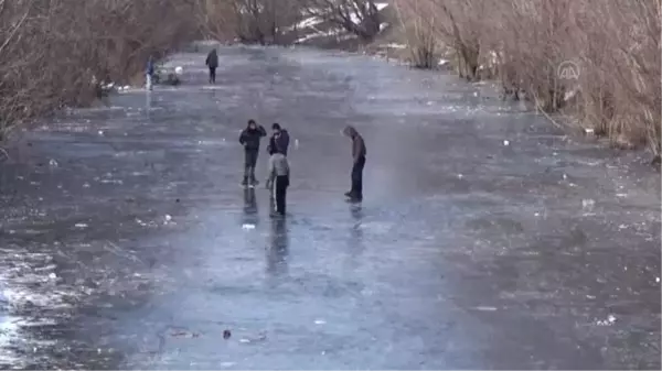 Buz tutan derede kızak keyfi