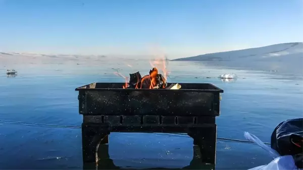 Buz tutan Çıldır Gölü üzerinde mangal keyfi