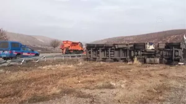 Son dakika haberleri! Devrilen tırın sürücüsü hayatını kaybetti