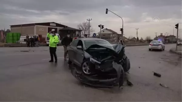 Ambulans ile otomobil çarpıştı: 4 yaralı