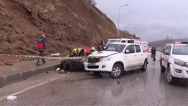 İki otomobil çarpıştı: 2 ölü, 1 yaralı