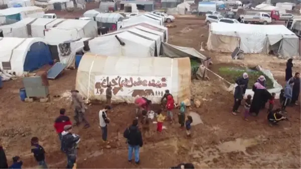 Son dakika! Suriyeli aktivistler, İdlib'de çamur altındaki çadır kentlerde yaşayan çocukların yüzünü güldürdü