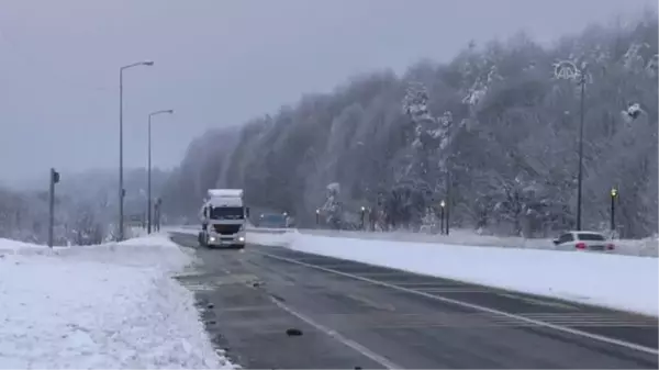 Bolu Dağı'nda kar yağışı devam ediyor