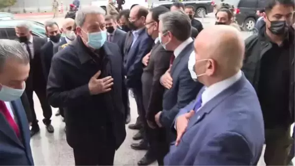 Milli Savunma Bakanı Akar, IKBY Başkanı Barzani ile görüştü, Türkmenlerle bir araya geldi