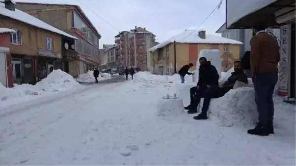 Yüksekovalı esnafın iş yeri önüne yaptığı kardan koltuk ve eşyalara yoğun ilgi