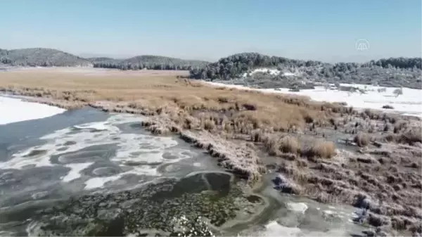 Son dakika haberi... Kar ve buzla kaplanan Yayla Gölü'nde kartpostallık görüntüler