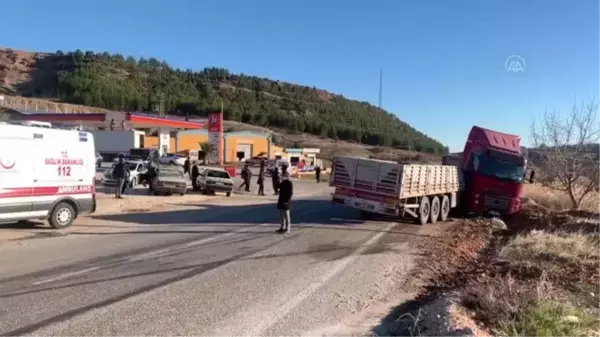 Tır ile motosiklet çarpıştı: 1 ölü, 1 yaralı