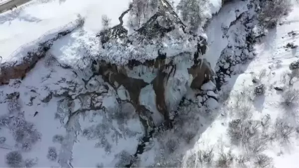 Soğuk hava şelaleyi ve göleti dondurdu