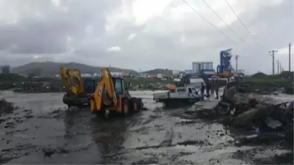 Son dakika haber! Selde araç içinde mahsur kalan 3 kişi, belediye ekipleri tarafından kurtarıldı