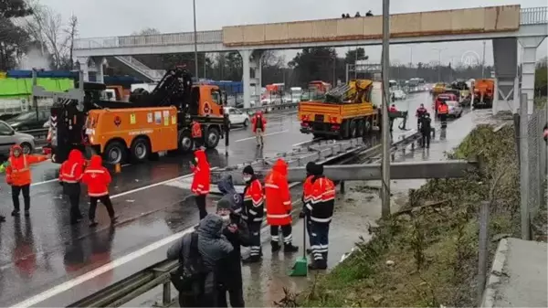 TEM bağlantı yolunda devrilen yön tabelası kaldırıldı