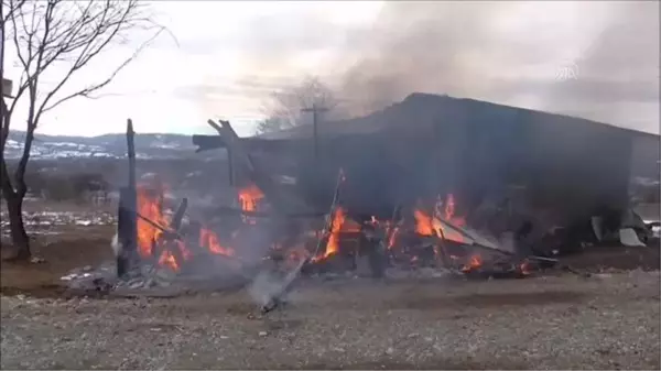 Araçları çamura saplanınca koşarak ulaştıkları bağ evindeki yangını tüplerle söndürdü