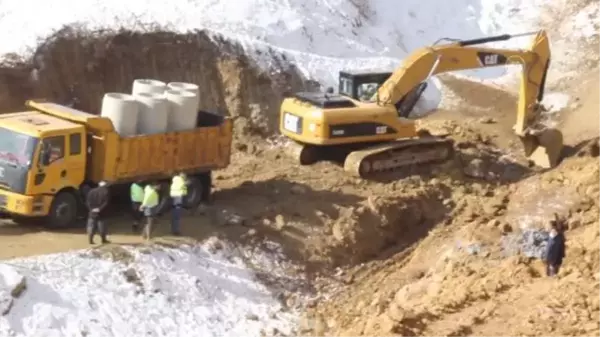 Başkale'de mahallelerin yaşadığı yol sorunu çözüme kavuşturuldu