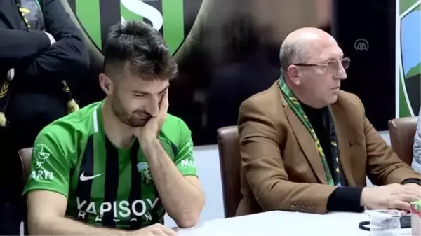 Kocaelispor teknik direktör Mustafa Reşit Akçay ve 4 futbolcuyla sözleşme imzaladı