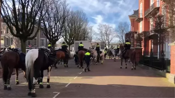 AMSTERDAM - Sokağa çıkma kısıtlamasının ikinci haftasında protestolar sürüyor