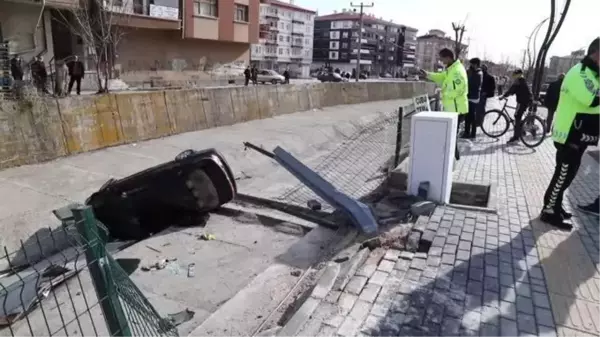 Çubuk Çayı'na otomobil devrildi : 3 yaralı