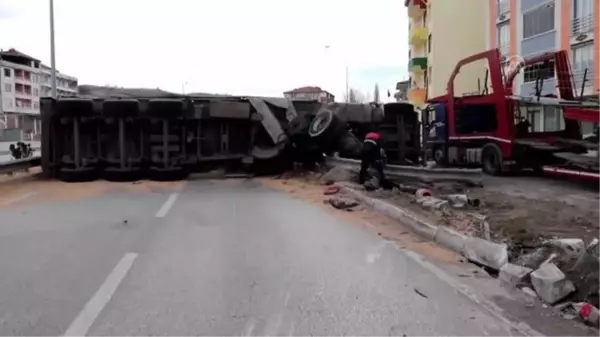 Devrilen buğday yüklü tırın sürücüsü yaralandı