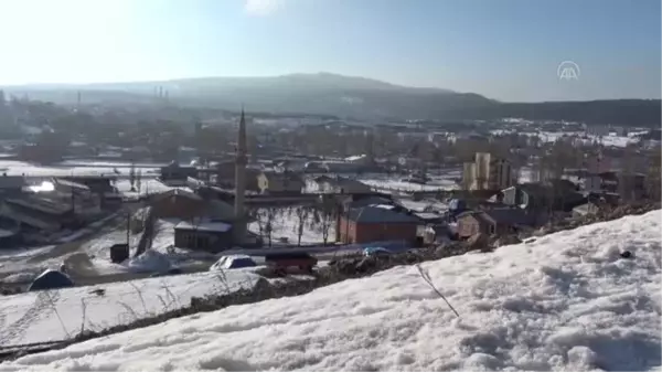 Sarıkamış'ta kar ve buz kütleleri şehir dışına taşınıyor