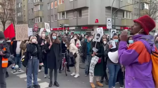 Almanya'da ırkçı terör saldırısında hayatını kaybedenlerin anıldığı yürüyüşe binlerce kişi katıldı