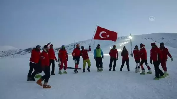 Dondurucu soğukta meşaleli kayak gösterisi