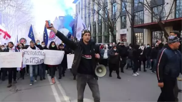 Son dakika haber... Gürcistan'da ana muhalefet liderinin gözaltına alınmasını protesto edenler parlamento önünde çadır kurdu