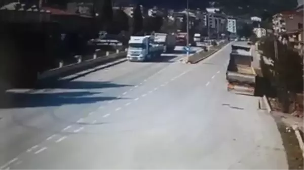 Motosiklet sürücüsünün yaralandığı trafik kazası güvenlik kamerasına yansıdı