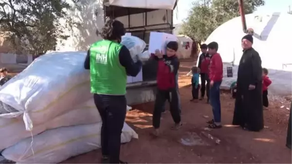 İHH, İdlib'deki ailelere gıda ve battaniye yardımında bulundu