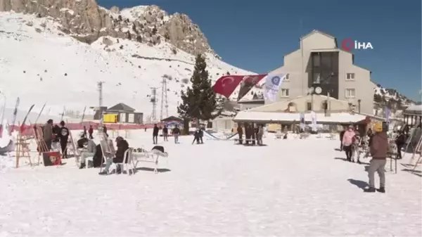 Antalya'nın zirvesinde kar üzerinde resim yaptılar