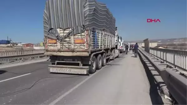 KÜTAHYA Kopan teli TIR'a takılan elektrik direği otomobilin üzerine devrildi