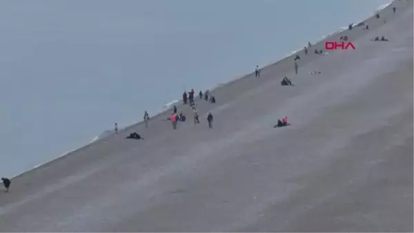 ANTALYA Kısıtlamanın kalktığı Antalya'da sahil ve parklar doldu, maske mesafe unutuldu