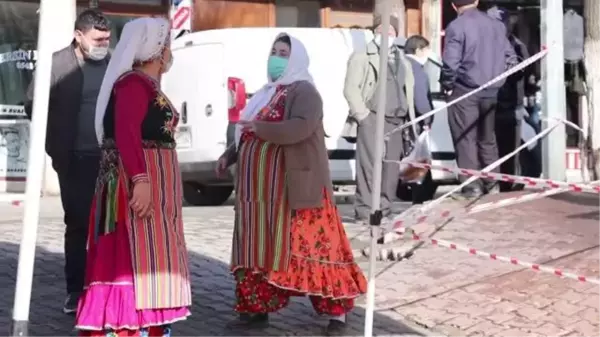 KASTAMONU - Azdavay'ın coğrafi işaretli yöresel giysisinde başlıklar kadınların medeni durumuna göre değişiyor