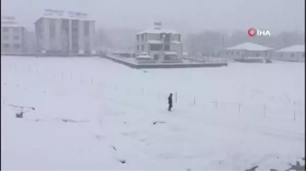 Karlıova'da kar etkili oldu, en çok çocuklar sevindi