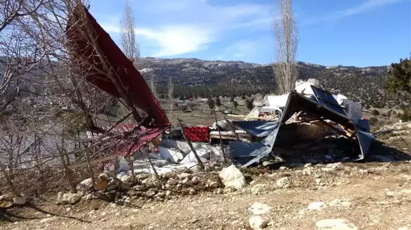 Mersin'de şiddetli rüzgar yaylada bir evi yıktı, 10 ev hasar gördü