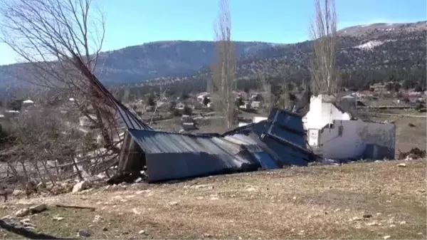 Şiddetli rüzgar nedeniyle çatılar uçtu, seralar zarar gördü