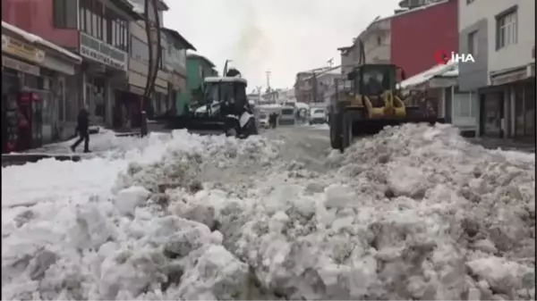 Karlıova güne yine karla uyandı, kar kamyonlarla taşınmaya başladı