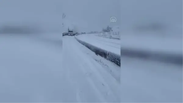 Kar yağışı nedeniyle kapanan Antalya-Denizli kara yolu kontrollü olarak ulaşıma açıldı