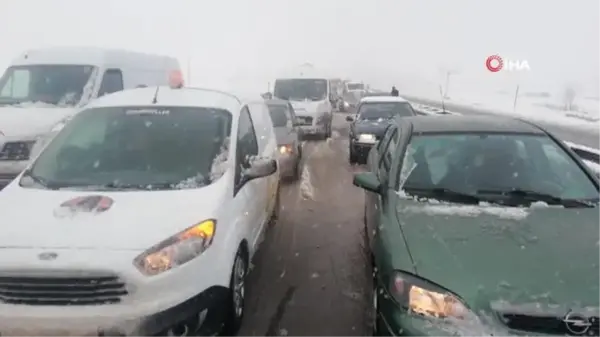 Makas atan mermer yüklü tır, karayolunda ulaşımın aksamasına neden oldu