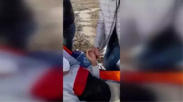 Sağlık ekipleri köyden sedyeyle aldıkları hastayı 2 kilometre uzakta bekleyen ambulansa taşıdı