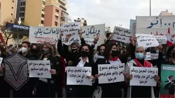 Lübnanlı kadınlar, hayat pahalılığı ve gençlerin iş için yurt dışına çıkmak zorunda kalmasını protesto etti