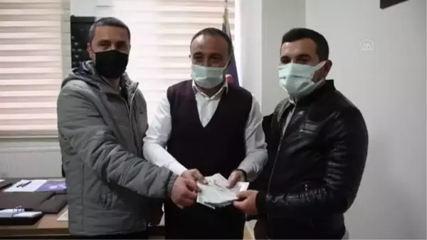 Belediye personeli yolda bulduğu 7 bin 185 lirayı sahibine teslim etti