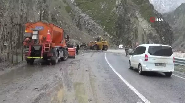 Son dakika haber... Hakkari'de sel.. Debisi yükselen dere köprüye ve istinat duvarına zarar verdi