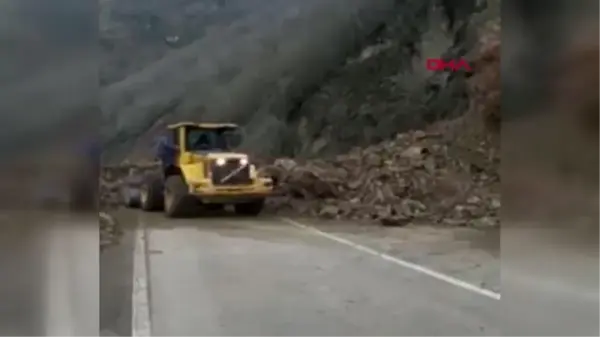 GİRESUN Tirebolu-Doğankent karayolunda heyelan