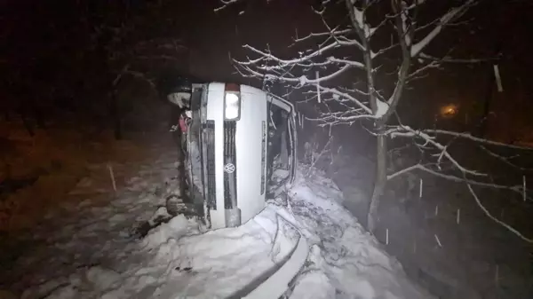 Karda kayan minibüs yoldan çıkıp bahçeye uçtu : 4 yaralı