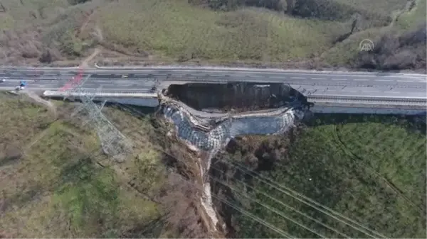 Heyelan ve çökme meydana gelen Batı Karadeniz bağlantı yolunda çalışma